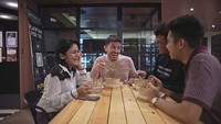 Biasanya dipanggil Mr. Dennis, bule tampan itu dikenal sebagai guru bahasa Inggris yang mengasyikkan. Lihat saja momen kuliner Mr. Dennis yang tampak sumringah ini. Foto: Instagram @gurukumrd