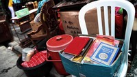Sejumlah barang-barang milik keluarga veteran dikeluarkan untuk mengosongkan rumah dinas tersebut.
