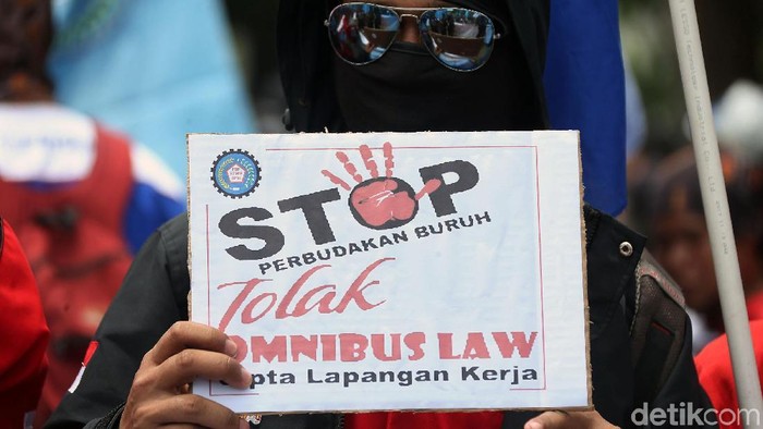 Massa buruh menggelar aksi unjuk rasa di depan Istana Negara, Jakarta. Aksi itu digelar unutk menolak Omnibus Law RUU Cipta Lapangan Kerja (Cilaka).
