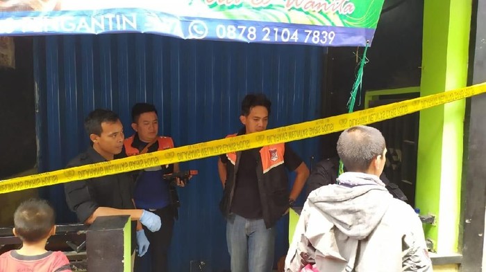 Garis polisi terpasang di lokasi penemuan mayat di Kota Cimahi