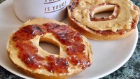 Meski awalnya dari Polandia, bagel juga populer di Amerika Serikat. Warga sana menyukai bagel karena fleksibel dipadukan berbagai bahan. Foto: Instagram yourjumpy
