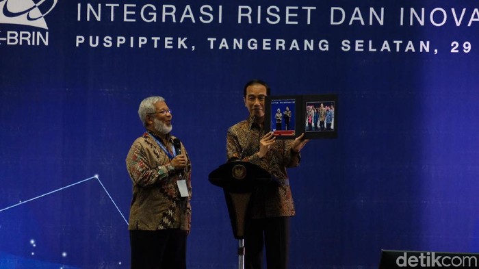 Prof Subagjo dari ITB dan Presiden Jokowi di rakornas Kemenristek.