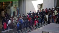 Kekhawatiran warga terinfeksi virus corona membuat masker menjadi barang paling diburu, tak kecuali di Hong Kong. AP Photo/Kin Cheung.
