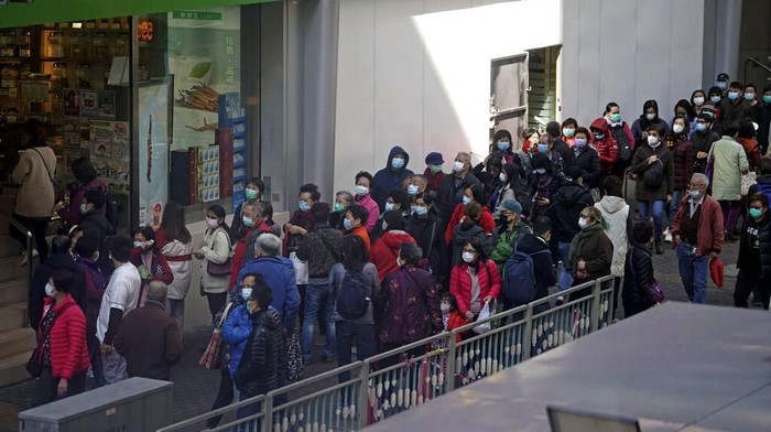 Antrean panjang warga yang hendak membeli masker terlihat di apotek maupun toko di Hong Kong. Mereka ramai-ramai beli masker agar terhindar dari virus corona.