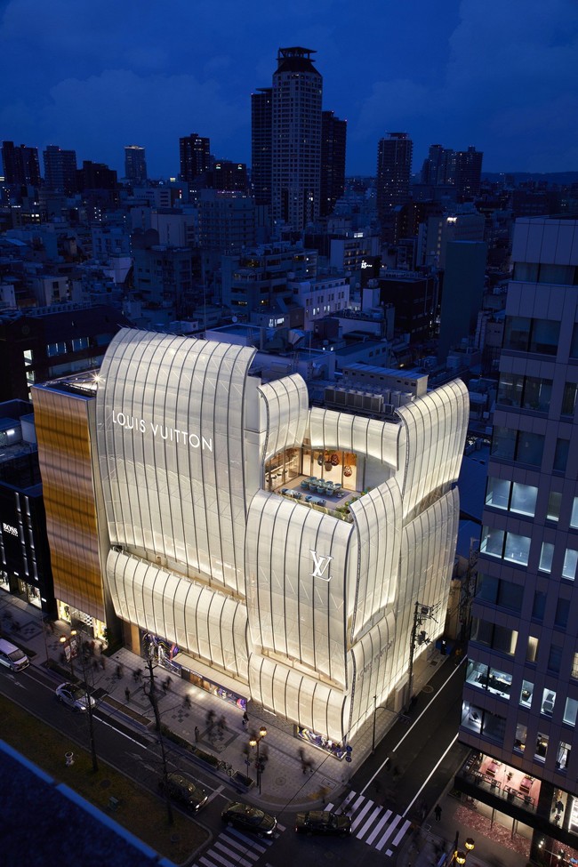 Le Cafe V berada di lantai empat dan teras atas gedung Louis Vuitton terbaru di Osaka, Jepang. Menjadikannya tempat ideal untuk santai dan beristirahat setelah puas belanja di butik Louis Vuitton. Foto: Dok. Louis Vuitton