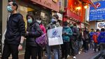Warga Hong Kong Antre Beli Masker Demi Terhindar Virus Corona