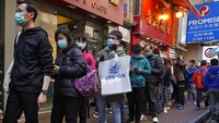 Warga rela antre panjang di apotek maupun toko-toko yang menjual masker di kawasan Hong Kong. AP Photo/Vincent Yu.