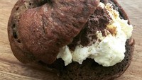 Terakhir ada sandwich bagel berwarna cokelat yang merupakan rasa tiramisu. Bagel ini dibuat seorang baker kreatif di Jepang. Foto: Instagram tenkoro1118