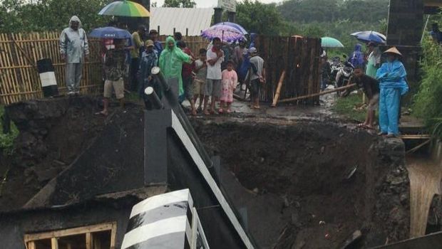 Banjir Lumpur di Malang Bikin Ambruk Jembatan dan Rusak Kebun Jeruk