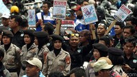 Aksi unjuk rasa tersebut mendapat pengamanan dari personal polisi. Diketahui ada ribuan personel dikerahkan di sejumlah titik untuk mengamankan aksi tersebut.