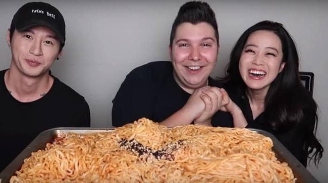 Dituduh Kasar hingga Makan Uang Kertas, Ini 5 Skandal YouTuber Mukbang yang Bikin Geger!