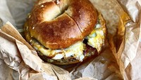 Konon bagel pertama kali ditemukan di Polandia. Untuk menikmatinya, bagel kerap dijadikan sandwich dengan diiris horizontal. Kemudian ditambahkan isian seperti sosis, telur, dan keju. Foto: Instagram eathereatl