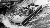 Amphicar (1961-1968). Banyak yang tidak mengetahui, ternayata ada satu pabrikan Jerman yang memang memfokuskan untuk bisa melahirkan mobil ampibi. Dikatakan mobil ini sudah dibuat 4.000 unit dan hanya terjual 770 unit. Dengan konsumen paling banyak dari Amerika Serikat, baru sisa penjualan berada di Eropa. Foto: Pool (Autocar)