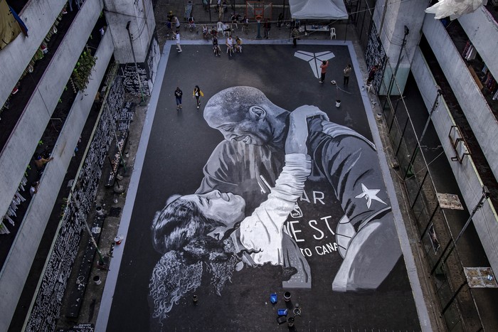 Mural Kobe Bryant Kematian sang legenda basket dunia Kobe Bryant mengejutkan masyarakat dunia. Sejumlah mural dibuat di Filipina dan Australia untuk mengenang sang legenda.