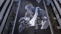 Sebuah mural berukuran raksasa bergambar Kobe Bryant dan sang putri Gianna, menghiasi lantai lapangan basket di kawasan Taguig, Metro, Filipina. Getty Images/Ezra Acayan.