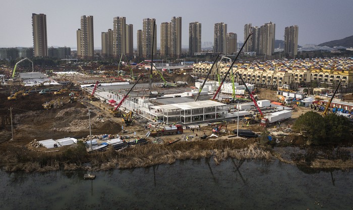 Pembangunan Rumah Sakit untuk Pasien Virus Corona di China Proses pembangunan rumah sakit khusus pasien virus corona di Wuhan terus berlangsung. Rumah sakit itu ditargetkan dapat segera beroperasi di awal bulan Februari