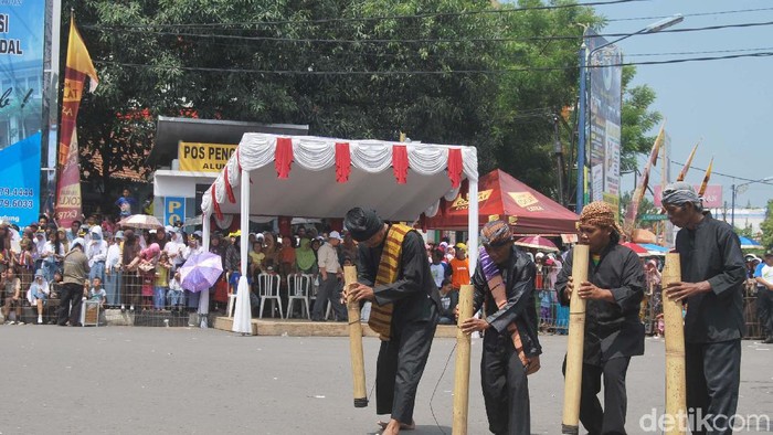 FAIZAL AMIRUDDIN/KP
SENI DONGKOL
PENGGIAT seni tradisional asal Kec. Batulawang Kota Banjar tengah mempertontonkan seni musik yang disebut Dongkol alas kolaborasi suara lodong dan kohkol, pada acara helaran, akhir pekan lalu. Harmonisasi musik unik ini tengah diwacanakan untuk dijadikan seni musik tradisonal khas Kota Banjar.***