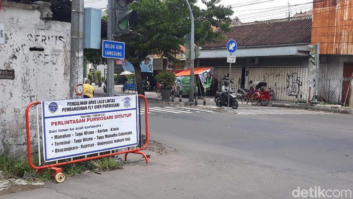 Penampakan papan pemberitahuan soal rekayasa lalin saat pembangunan flyover Solo