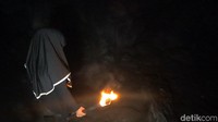 Terlepas dari legenda tersebut, Goa Kutamaneh berdiri di atas lahan Desa Cikujang. Secara turun temurun para juru kunci merawat goa itu, setiap tamu yang datang bisa memilih juru kunci yang memang menguasai babad sejarah hingga setiap sudut ruangan dalam goa. (Syahdan Alamsyah/detikcom)