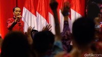 Changshan yang dikenakan Jokowi merupakan rancangan Anne Avantie. Adapun desain baju tersebut disesuaikan dengan tema acara, yakni Bersatu untuk Maju.
