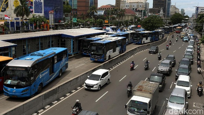 Demo buruh di kawasan Istana Negara membuat lalu lintas di area itu ditutup sementara. Penutupan itu membuat bus TransJakarta menumpuk di Halte Hayam Wuruk.