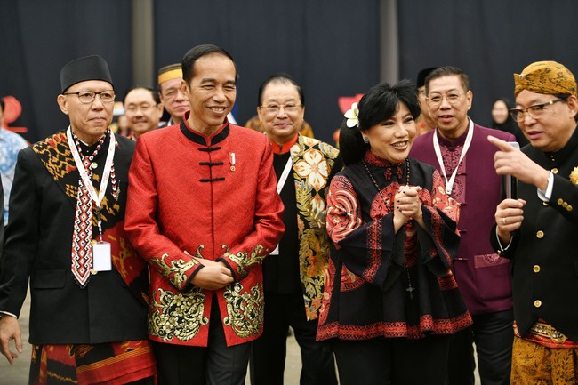 Jokowi terlihat memadukan baju cheongsam dengan celana hitam. Kepada Wolipop, Anne Avantie menjelaskan bahwa baju cheongsam yang dikenakan Jokowi memiliki makna tersendiri. Foto: Dok. Anne Avantie