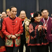Jokowi terlihat memadukan baju cheongsam dengan celana hitam. Kepada Wolipop, Anne Avantie menjelaskan bahwa baju cheongsam yang dikenakan Jokowi memiliki makna tersendiri. Foto: Dok. Anne Avantie