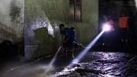Petugas pemadam kebakaran dikerahkan untuk membantu membersihkan lumpur sisa banjir bandang di Kampung Baru, Sempol, Bondowoso, Jawa Timur, Rabu (29/1/2020). Antara Foto/Budi Candra Setya.