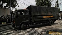 Barang-barang milik keluarga veteran itu pun diangkut untuk dipindahkan ke tempat lain menggunakan mobil TNI.