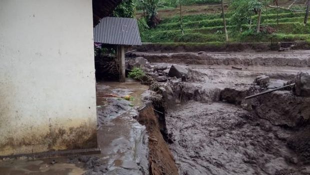 Banjir Bandang Terjang Lereng Gunung Kawi, 2 Jembatan Putus 85 KK Terisolir