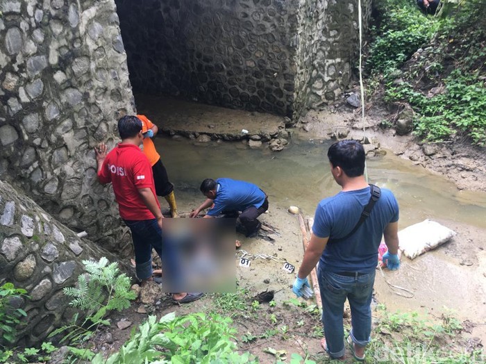 Mayat Anak Laki-laki di Bawah Jembatan