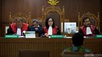 Senyum Eks Aspri Imam Nahrawi yang Didakwa Terima Suap Rp 11,5 M