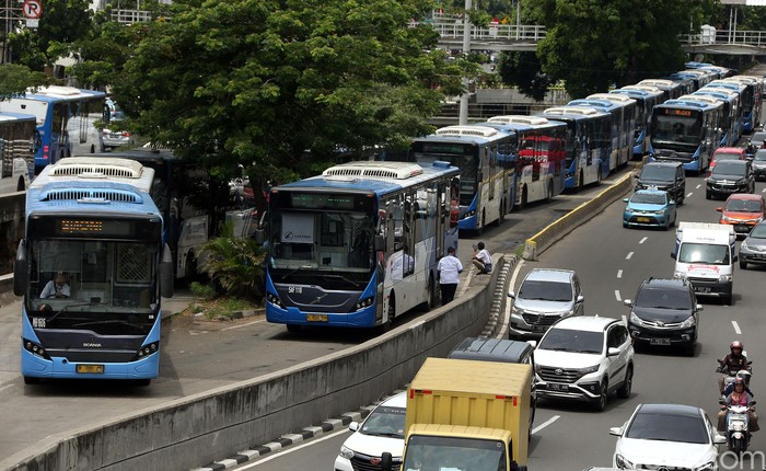 Bus TransJakarta Menumpuk di Halte Hayam Wuruk Demo buruh di kawasan Istana Negara membuat lalu lintas di area itu ditutup sementara. Penutupan itu membuat bus TransJakarta menumpuk di Halte Hayam Wuruk.
