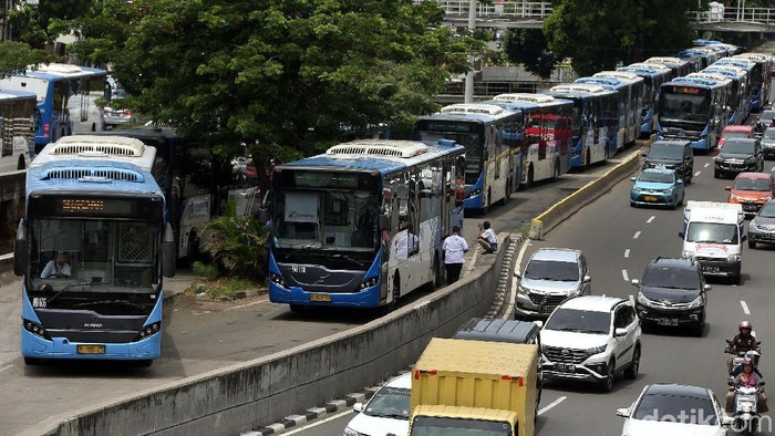 Demo buruh di kawasan Istana Negara membuat lalu lintas di area itu ditutup sementara. Penutupan itu membuat bus TransJakarta menumpuk di Halte Hayam Wuruk.