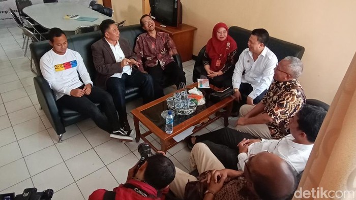 A Mulyana dan Atep Rizal datangi KPU Kabupaten Bandung.