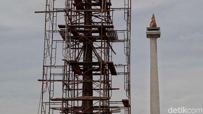 Proyek revitalisasi Monas sudah dihentikan untuk sementara waktu. Namun, polemik soal revitalisasi itu masih terus bergulir.