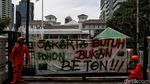 Walhi Demo Kantor Anies Gara-gara Revitalisasi Monas