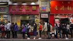Warga Hong Kong Antre Beli Masker Demi Terhindar Virus Corona