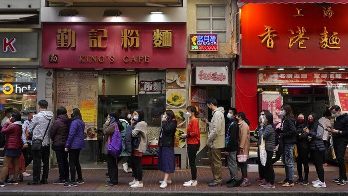 Antrean panjang warga yang hendak membeli masker terlihat di apotek maupun toko di Hong Kong. Mereka ramai-ramai beli masker agar terhindar dari virus corona.