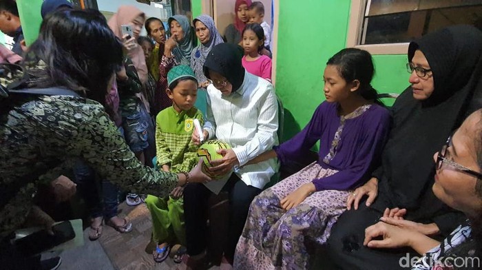 Kasus pembunuhan perempuan di Jalan Petemon Barat, Kecamatan Sawahan sampai di telinga Wali Kota Risma. Ia bersama jajaran langsung mendatangi rumah duka.