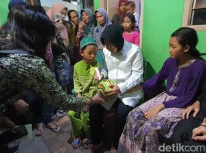 Saat Risma Datangi dan Rangkul Anak Korban Pembunuhan di Surabaya