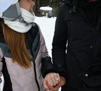 Jennifer memamerkan cincin tunangan yang diberikan Nassar.