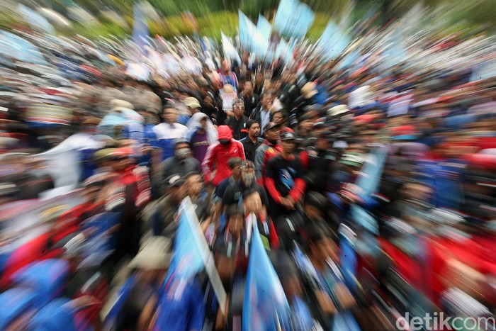 Demo Buruh Tolak Omnibus Law Massa buruh menggelar aksi unjuk rasa di depan Istana Negara, Jakarta. Aksi itu digelar unutk menolak Omnibus Law RUU Cipta Lapangan Kerja (Cilaka).