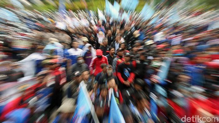 Demo Buruh Tolak Omnibus Law Massa buruh menggelar aksi unjuk rasa di depan Istana Negara, Jakarta. Aksi itu digelar unutk menolak Omnibus Law RUU Cipta Lapangan Kerja (Cilaka).