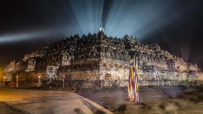Penampakan Candi Borobudur yang Ditempeli Permen Karet