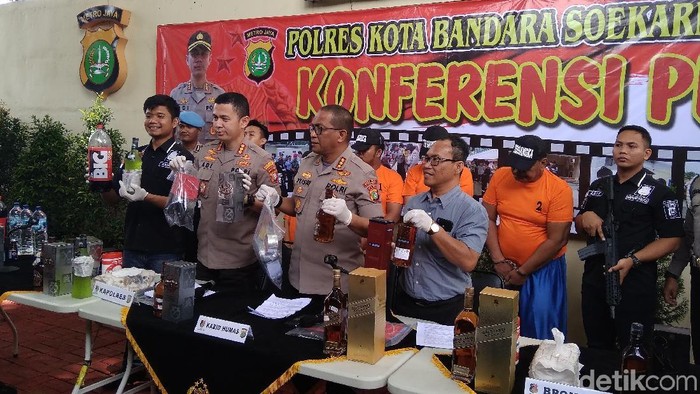 Polres Bandara Soetta tangkap 4 pengoplos miras oplosan