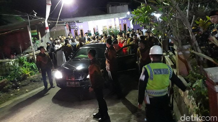 Jokowi meninggalkan lokasi acara pernikahan di Dusun Giriloyo, Desa Wukirsari, Kecamatan Imogiri, Bantul, Kamis (30/1/2020).