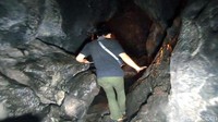 Di antara ruangan itu adalah lokasi yang pernah ditempati Johny Indo bersembunyi. Ruangan itu posisinya paling sempit, untuk masuk ke dalamnya badan harus benar-benar menunduk sekaligus menghindari batu-batu licin dan runcing. (Syahdan Alamsyah/detikcom)