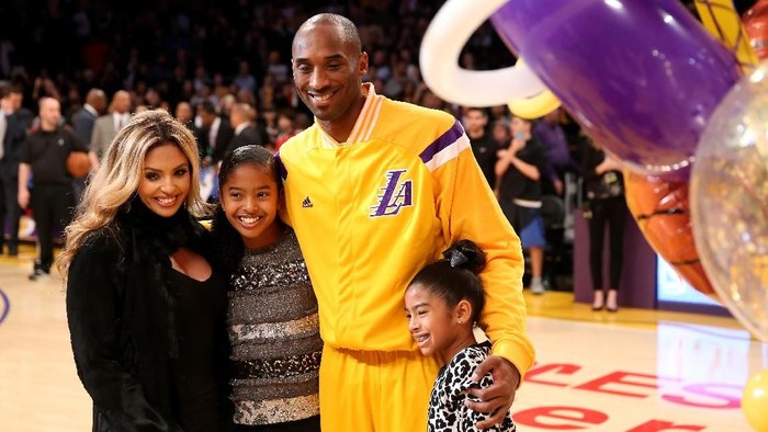 LOS ANGELES, CA - DECEMBER 19:  Kobe Bryant #24 of the Los Angeles Lakers poses with wife Vanessa and daughters Gianna (L) and Natalia during a ceremony honoring Bryant for moving into third place on the all time NBA scoring list and passing Michael Jordan, before the game withthe Oklahoma City Thunder at Staples Center on December 19, 2014 in Los Angeles, California.  NOTE TO USER: User expressly acknowledges and agrees that, by downloading and or using this photograph, User is consenting to the terms and conditions of the Getty Images License Agreement.  (Photo by Stephen Dunn/Getty Images)