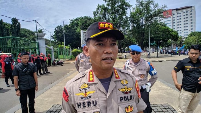 2.200 Personel Polisi Kawal Demo Buruh Tolak Omnibus Law di Depan Istana
